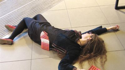 فتاة أغمي عليها أثناء حديثها في الموبايل والسبب لا يصدق