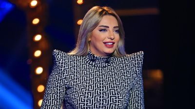 مي حلمي في 8 إطلالات مثيرة على السوشيال ميديا || صور