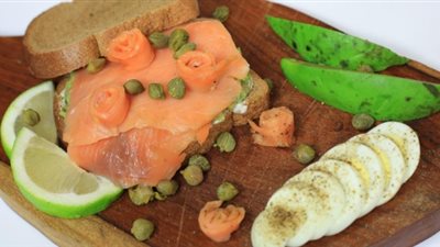 فيديو.. طريقة عمل سندويتش السلمون والأفوكادو
