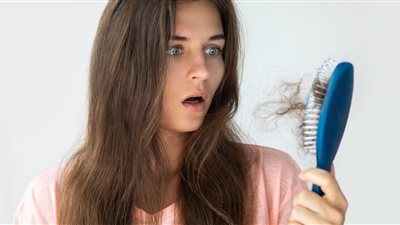 أبرزها المكسرات والبذور.. 4 أطعمة ومشروبات لتقليل تساقط الشعر