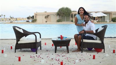 آخر رومانسية.. إنجي في حضن يوسف الشريف على البحر| صور