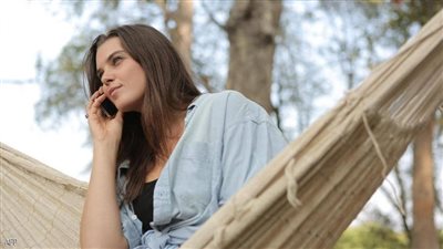 كاشفة السبب.. دراسة: صوت المرأة أكثر جاذبية من الرجل