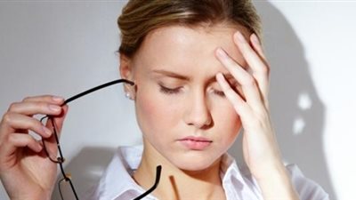 منها التغيرات الهرمونية.. أسباب الدوخة عند الوقوف وطرق علاجها