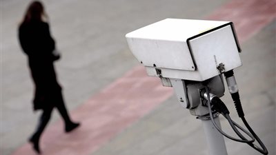 كاميرات المراقبة تصطاد متحرشين بالفتيات أمام مول بالشروق