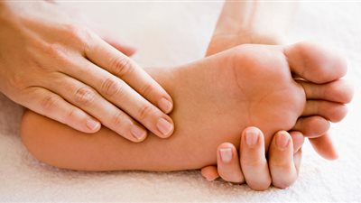 أسباب وأعراض وعلاج ضعف الدورة الدموية في القدمين