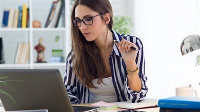 سألنا بنات سنة أولى جامعة.. نفسك تشتغلي إيه؟ إجابات غريبة وصادمة