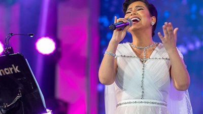 اصطحبت بناتها وزوجها.. شيرين عبد الوهاب تلهب حماس السعوديين وتطالب بالدعاء لأمها