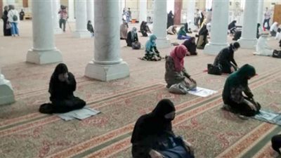 واعظة مسجد السيدة زينب تشكو من عدم التزام السيدات.. والأوقاف تغلق المصلى