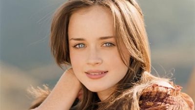 اعطي القبلات وابتسمي.. 4 تمارين منزلية لتنحيف وتصغير الوجه