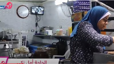 الستينية صاحبة محل الكبدة بالأزبكية: «يا شباب الشغل مش عيب»| فيديو