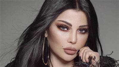 بالكحل الأسود.. هيفاء وهبي في إطلالة صيفية جذابة