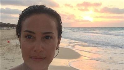 هند صبري في إطلالة ساحرة على الشاطئ  