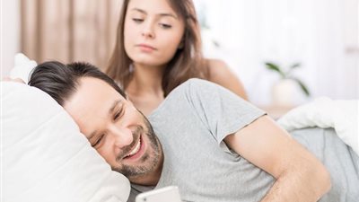 اكتشفي خيانة زوجك بـ 6 خطوات بسيطة على الإنترنت