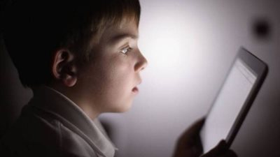 العوضي لـ«هير نيوز»:يجب منع الأطفال استخدام الموبايل اكثر من ساعتين يوميا 