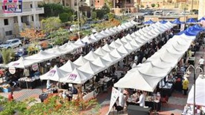 اكسسوارات «هاند ميد» ومستلزمات مدارس في «بازار العبور»