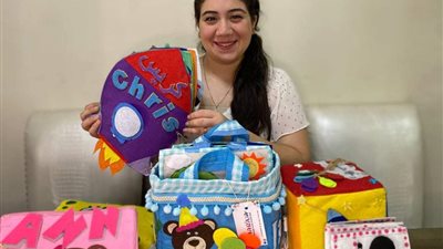 تصنع شنط «هاند ميد».. «مارينا» تترك تدريس الإنجليزي لتُعلم الأطفال بطريقة «مونتيسوري»