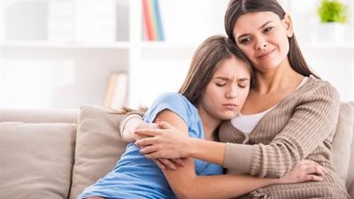 ردود أفعال الفتيات والأمهات في أول يوم للدورة الشهرية.. فرح وخوف وعنف