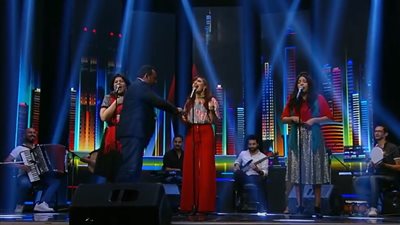 الحسيني يوزع 600 جنيه على أعضاء فرقة «بهججة»| فيديو