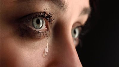 دموع امرأة.. عاد بزوجته الثانية هدية لي بعد سنوات الغربة