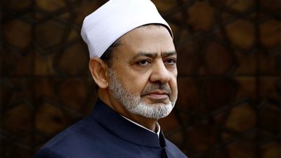 سيده تستغيث بالشيخ أحمد الطيب: 