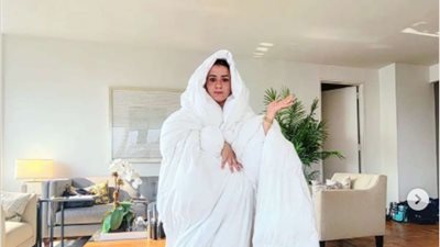 ابنة هبة قطب في إطلالة «كرياتيف» بـ«لحاف السرير» 