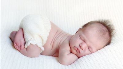 أمتى رضيعك ينام في أوضة لوحده؟.. أخصائية طب أطفال تُجيب