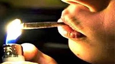 مي تطلب الخلع: زوجي يجبر طفلنا على تعاطي المخدرات 