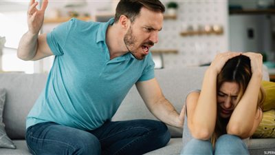 زوجة في بلاغ ضد زوجها: قتل الجنين بالضرب