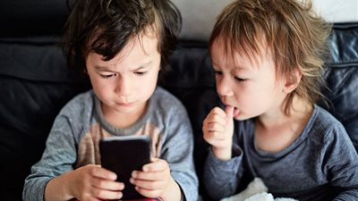 4 خطوات لحماية طفلك من مخاطر الهاتف المحمول