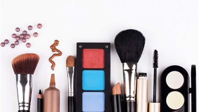 ما حكم الشرع في العمل بتجارة أدوات التجميل؟