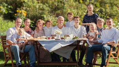 الزواج فى بيت العائلة نعمة أم نقمة؟.. ربة منزل تروي مأساتها| فيديو 