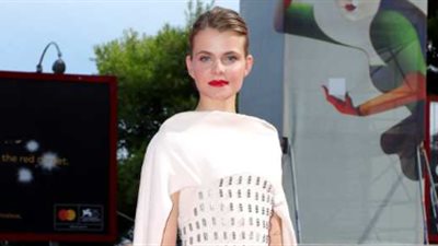 6 فنانات يخطفن الأنظار في مهرجان فينيسيا بفساتين «الأميرات»