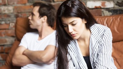 هل من حقي طلب الطلاق بسبب الغيرة؟! الإفتاء تجيب