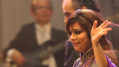 أصالة تُعلن زواجها رسميًا وتوجه رسالة حب للشاعر