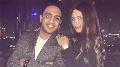 أوس أوس يحتفل بعيد زواجه ويتغزل بزوجته أمام الجمهور