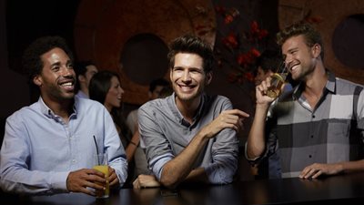 على حساب الكرامة.. مزاح الشباب بقذف الأمهات موضة الروشنة!!