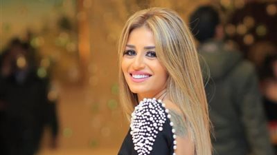 منة فضالي تحتفل بعيد ميلادها في موقع تصوير «روحي لك»