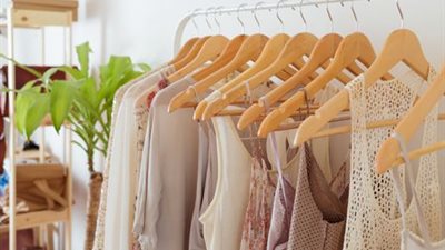 ورجعت الشتوية.. تعرفي على خطوات تخزين ملابس الصيف 