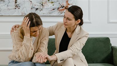 7 نصائح للأمهات للتعامل مع المشاكل النفسية الأكثر شيوعًا بين المراهقات 