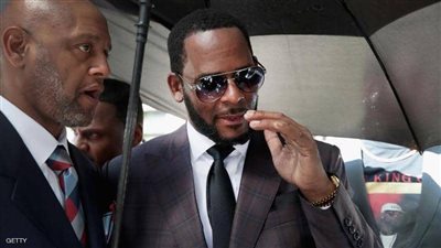 لمدة ربع قرن.. اتهام مغني عالمي باستغلال النساء جنسيًّا