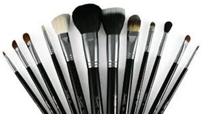 تعرفي على طريقة تنظيف فرشاة المكياج