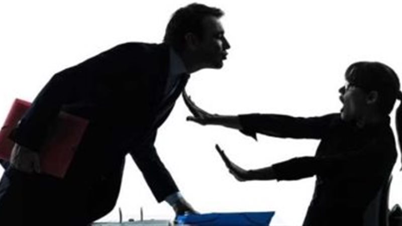 تجاوز المدير مع الموظفات