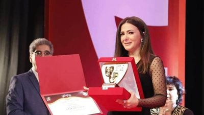 دنيا سمير غانم تنهار في أول ظهور لها بعد وفاة والديها