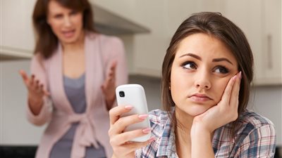 6 خطوات تحمي بنتك المراهقة من مخاطر السوشيال ميديا 