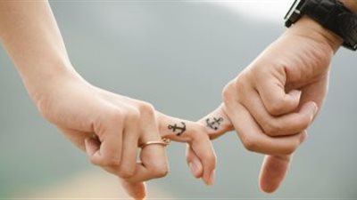 أغرب أنواع الزواج أبرزها «جواز الدم والإنترنت» 