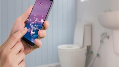 احذري.. دخولك دورة المياه بالهاتف يُعرضك لأمراض خطيرة