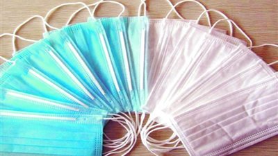 «بائعة الكمامات» تسرق لطفولتها رقصة مع عمود الإنارة| فيديو