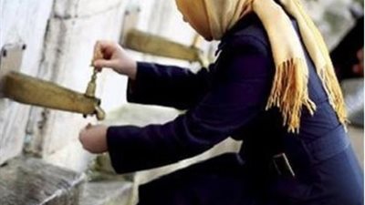 حكم مسح المرأة على الحجاب خلال الوضوء؟ الإفتاء تجيب