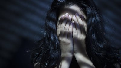 «فرويز»: الختان يُسبب للفتيات صدمة نفسية ويجعلها رافضة للعلاقة الحميمة