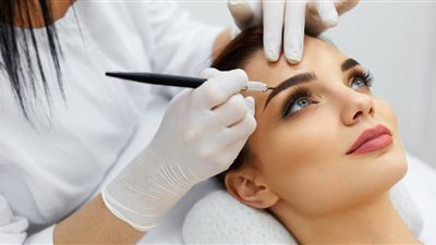 حكم إجراء المرأة لعملية تجميل في حواجبها